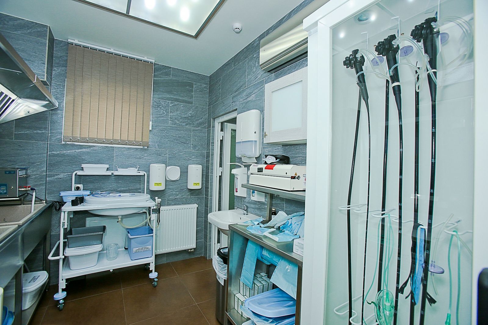 Хранение стерильных эндоскопов. Эндоскопическая мойка КРОНТ. Мойки для эндоскопического кабинета. Оборудование эндоскопического кабинета. Моечное помещение для эндоскопов.